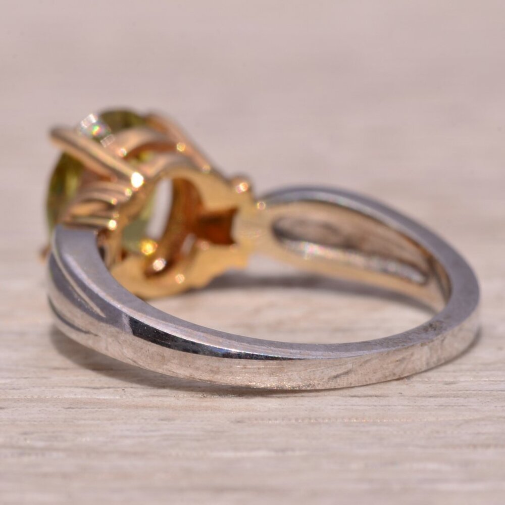Peridot Ring in Yellow and White Gold - Picture 4 of 11
